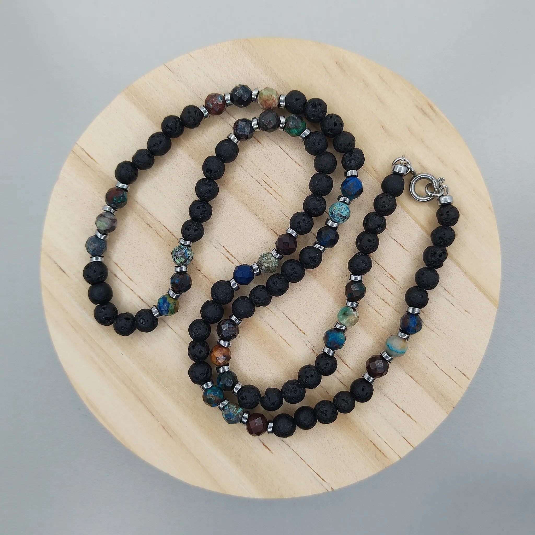 Naszyjnik z lawy wulkanicznej i chryzokoli