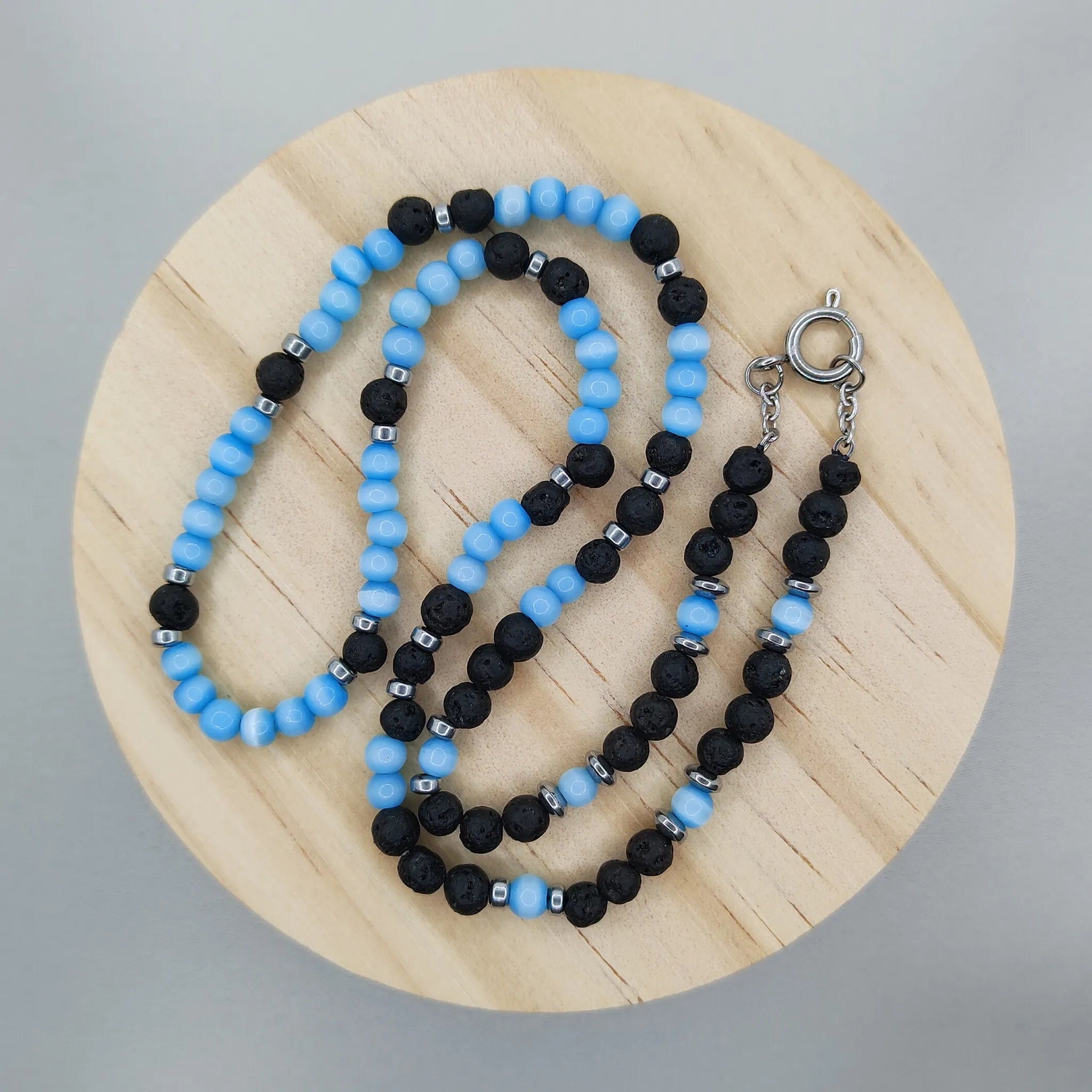 Naszyjnik z lawy wulkanicznej i niebieskiego kociego oka
