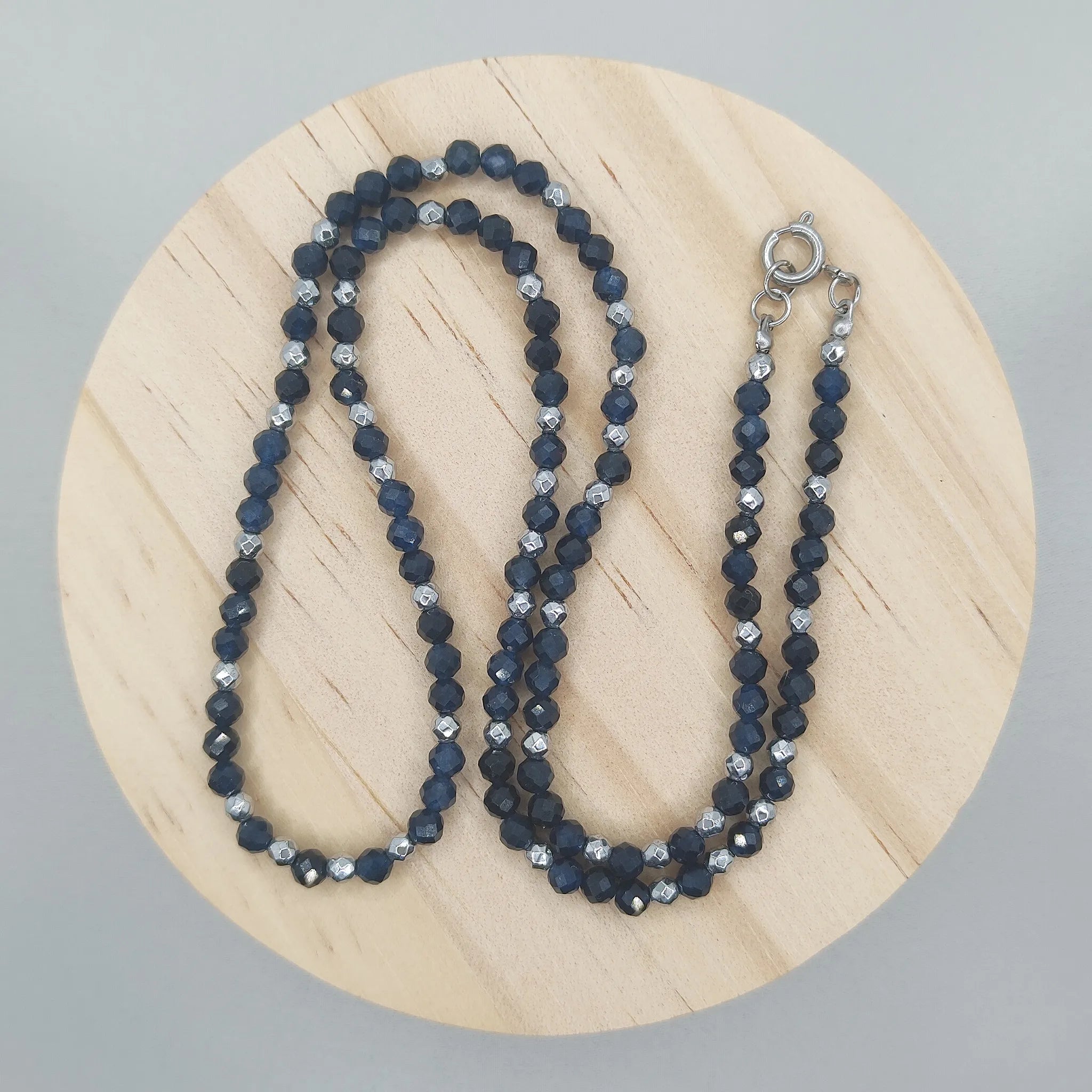 Naszyjnik z szafirów i hematytu
